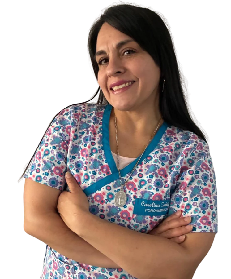 Carolina Zúñiga sonriendo, en su consultorio